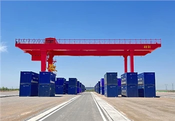 2 kompleta portalnih dizalica za kontejnere koji se postavljaju glatko